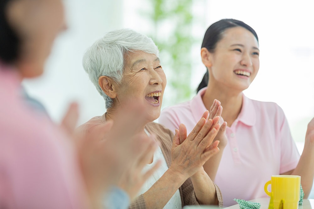 入居者と職員が笑顔で楽しむ様子